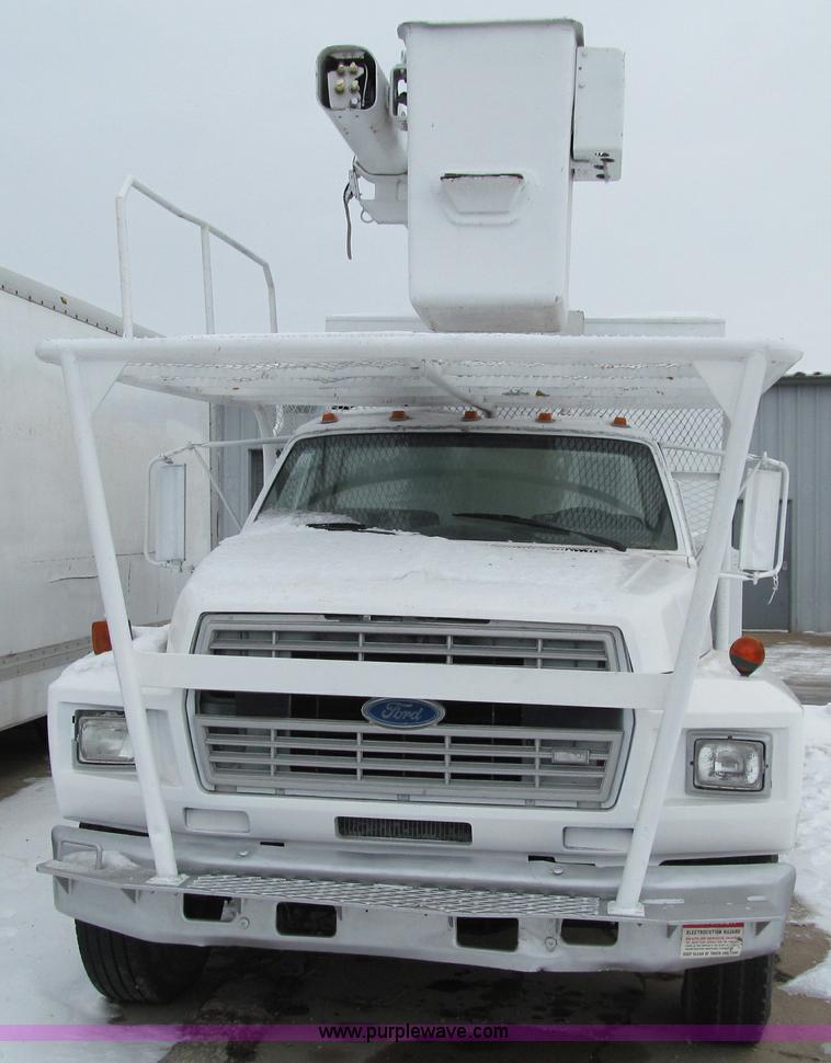 image for item D7064 1984 Ford boom truck