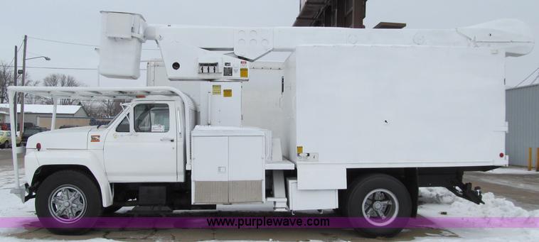 image for item D7064 1984 Ford boom truck