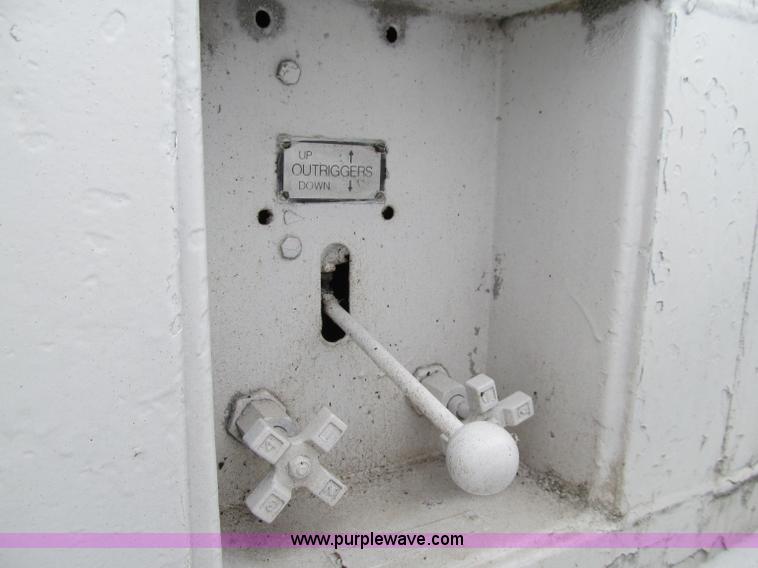 image for item D7064 1984 Ford boom truck