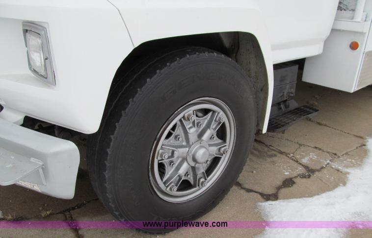 image for item D7064 1984 Ford boom truck