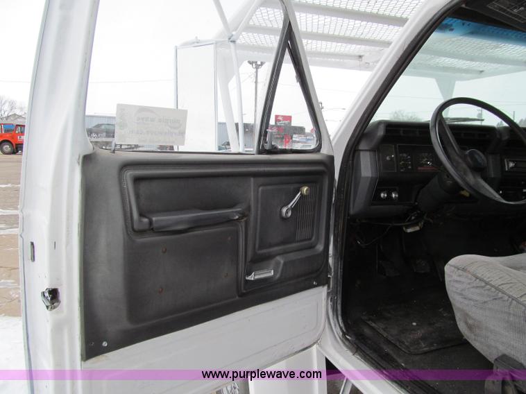 image for item D7064 1984 Ford boom truck