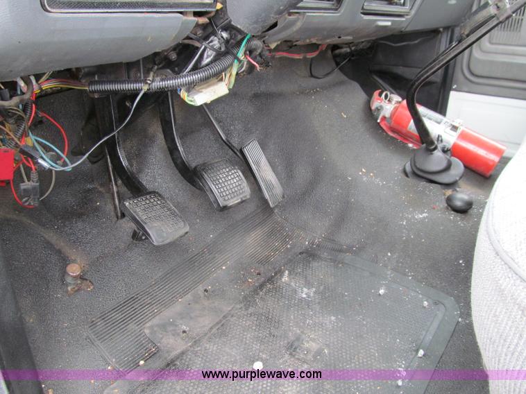 image for item D7064 1984 Ford boom truck