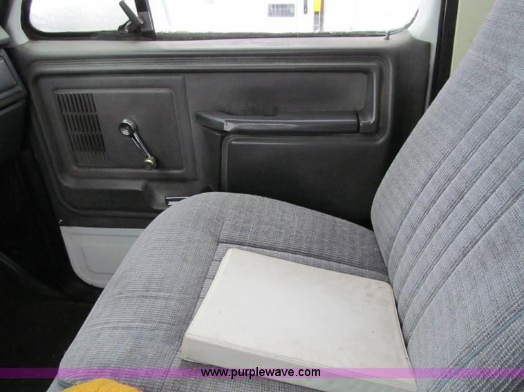 image for item D7064 1984 Ford boom truck