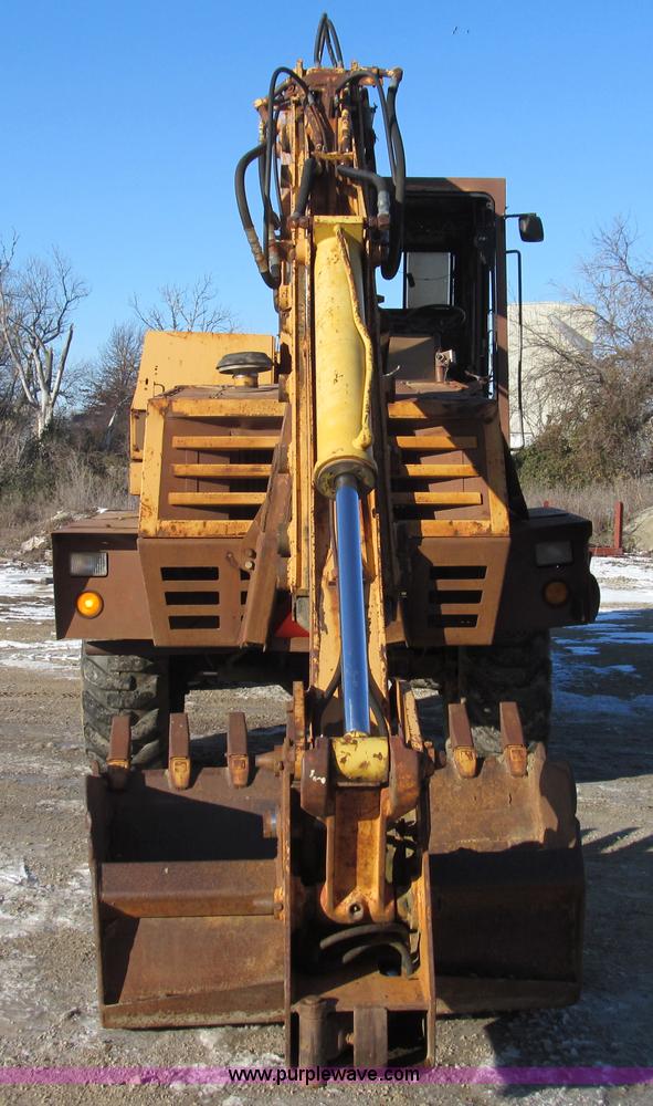 image for item E3639 1985 Case 1085B Cruz-Air mobile excavator