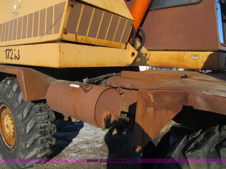 image for item E3639 1985 Case 1085B Cruz-Air mobile excavator