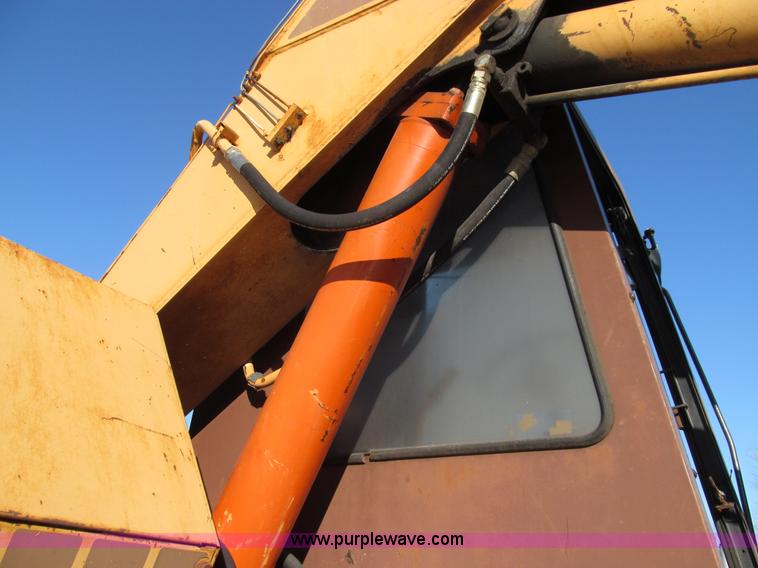 image for item E3639 1985 Case 1085B Cruz-Air mobile excavator