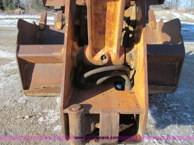 image for item E3639 1985 Case 1085B Cruz-Air mobile excavator
