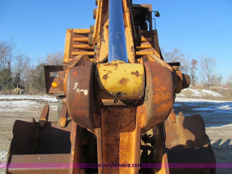 image for item E3639 1985 Case 1085B Cruz-Air mobile excavator