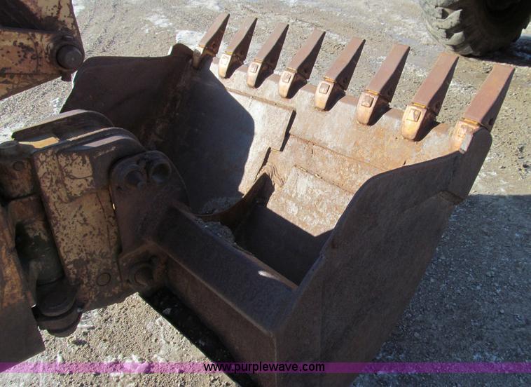 image for item E3639 1985 Case 1085B Cruz-Air mobile excavator