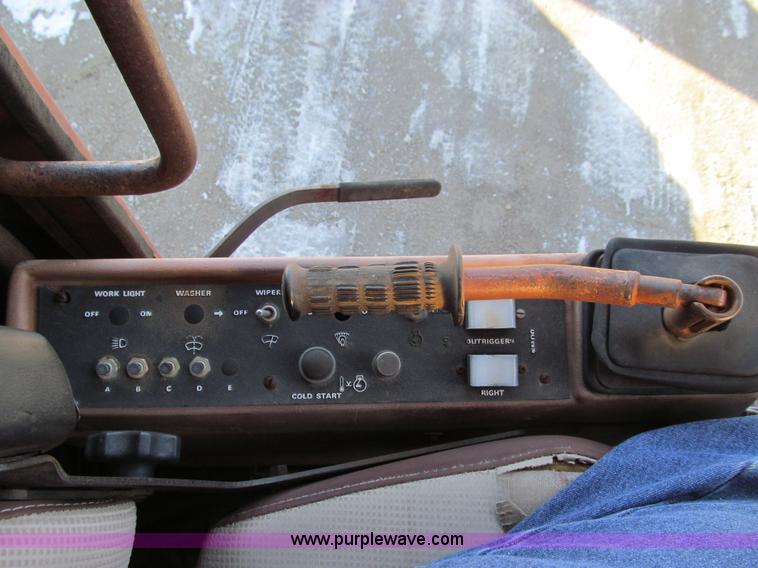 image for item E3639 1985 Case 1085B Cruz-Air mobile excavator