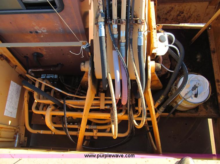 image for item E3639 1985 Case 1085B Cruz-Air mobile excavator