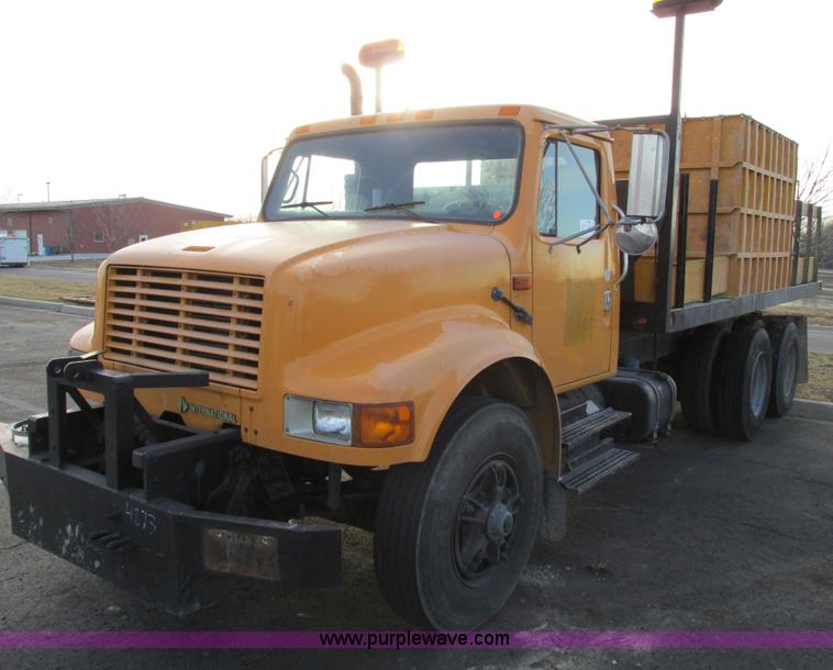image for item F4169 1992 International 4900 flatbed/paint nurse truck