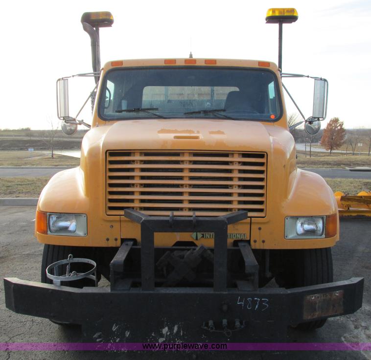 image for item F4169 1992 International 4900 flatbed/paint nurse truck