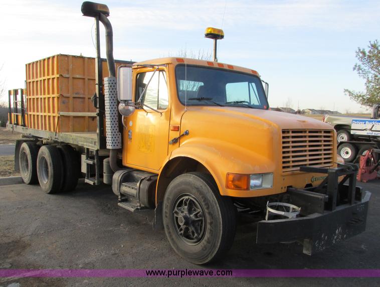 image for item F4169 1992 International 4900 flatbed/paint nurse truck