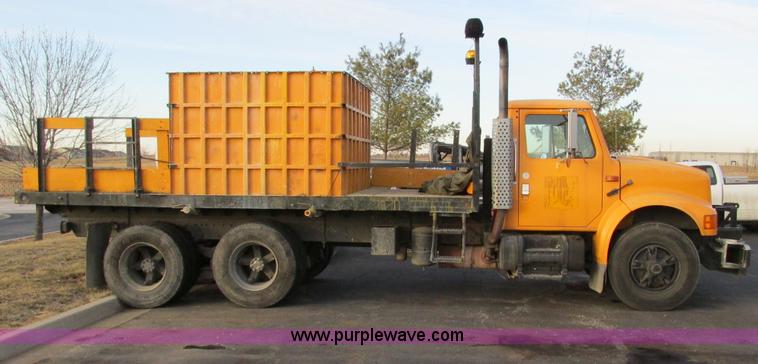 image for item F4169 1992 International 4900 flatbed/paint nurse truck