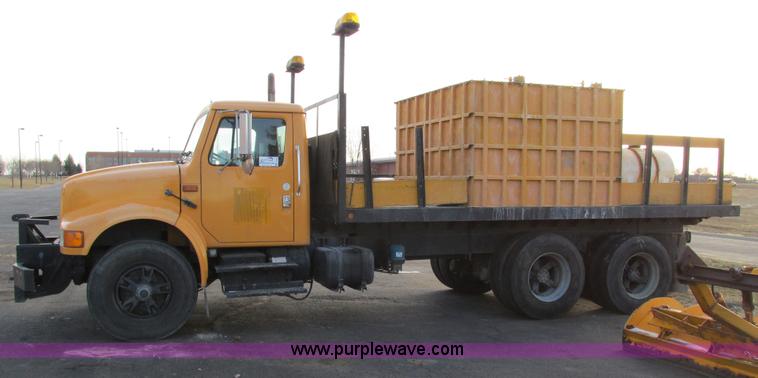 image for item F4169 1992 International 4900 flatbed/paint nurse truck