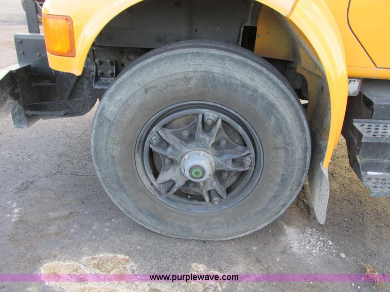 image for item F4169 1992 International 4900 flatbed/paint nurse truck