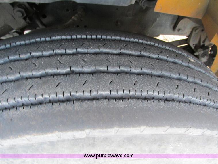 image for item F4169 1992 International 4900 flatbed/paint nurse truck