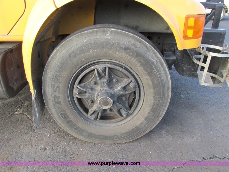 image for item F4169 1992 International 4900 flatbed/paint nurse truck