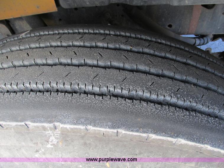 image for item F4169 1992 International 4900 flatbed/paint nurse truck