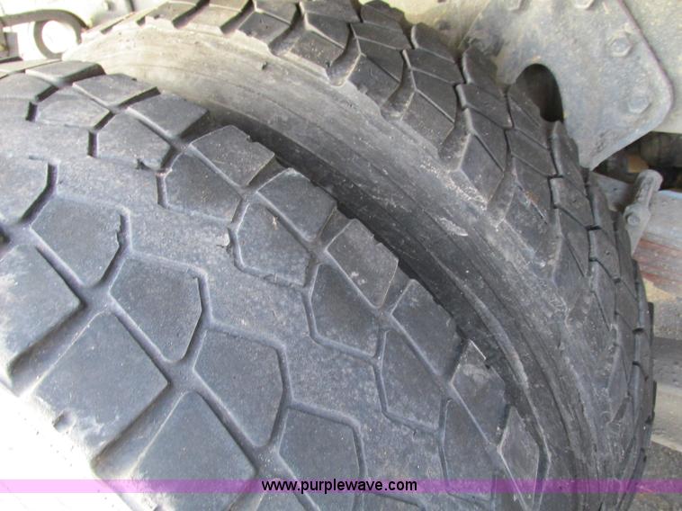 image for item F4169 1992 International 4900 flatbed/paint nurse truck