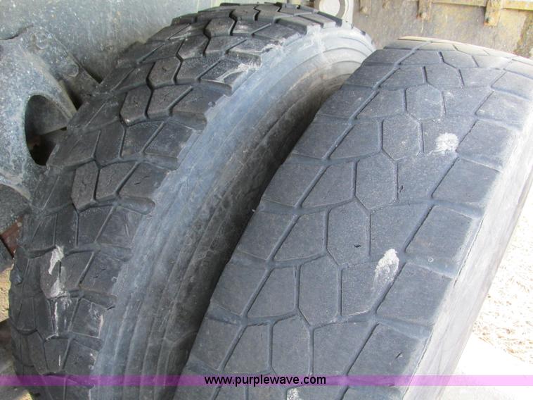 image for item F4169 1992 International 4900 flatbed/paint nurse truck