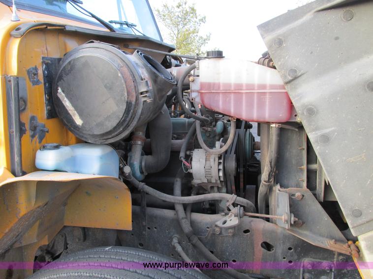 image for item F4169 1992 International 4900 flatbed/paint nurse truck