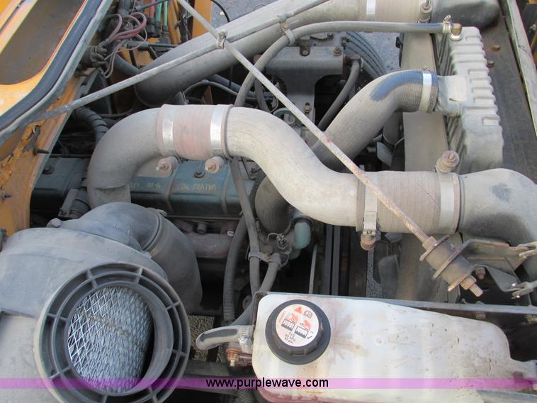 image for item F4169 1992 International 4900 flatbed/paint nurse truck