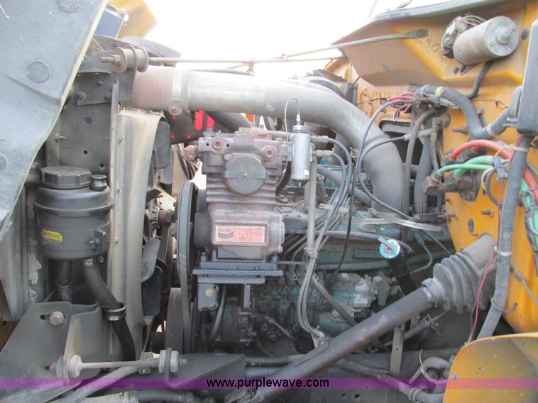 image for item F4169 1992 International 4900 flatbed/paint nurse truck