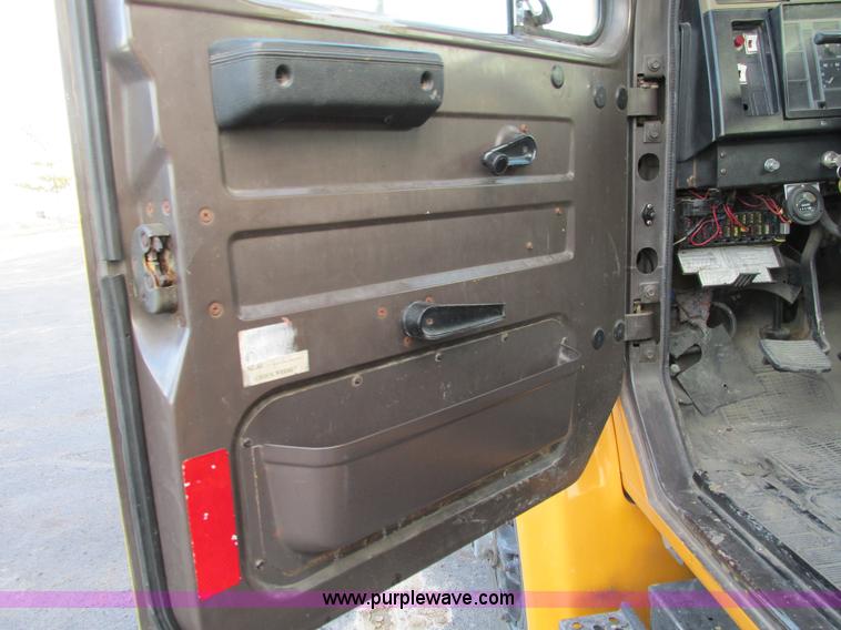 image for item F4169 1992 International 4900 flatbed/paint nurse truck