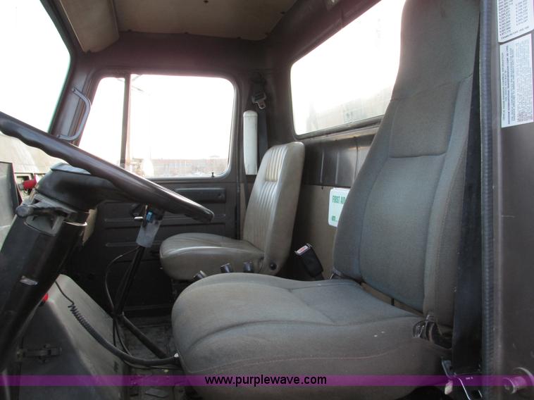 image for item F4169 1992 International 4900 flatbed/paint nurse truck