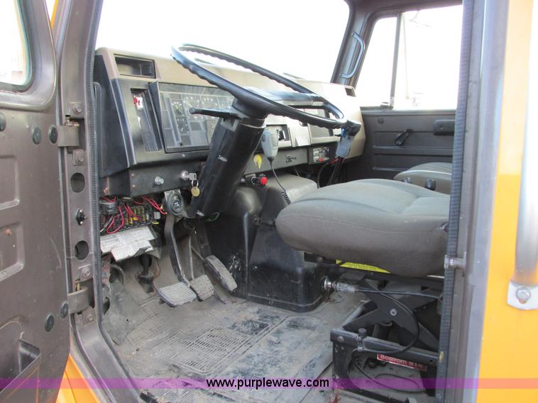 image for item F4169 1992 International 4900 flatbed/paint nurse truck