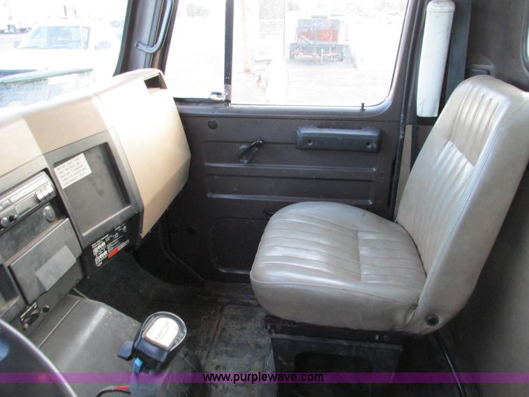 image for item F4169 1992 International 4900 flatbed/paint nurse truck