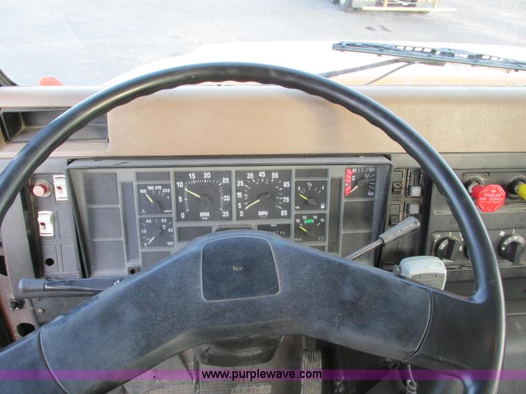 image for item F4169 1992 International 4900 flatbed/paint nurse truck