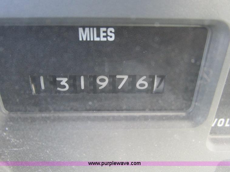 image for item F4169 1992 International 4900 flatbed/paint nurse truck