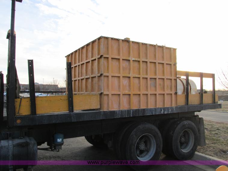 image for item F4169 1992 International 4900 flatbed/paint nurse truck