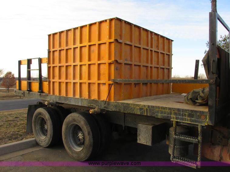 image for item F4169 1992 International 4900 flatbed/paint nurse truck