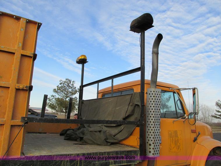 image for item F4169 1992 International 4900 flatbed/paint nurse truck