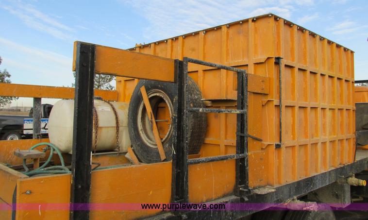 image for item F4169 1992 International 4900 flatbed/paint nurse truck