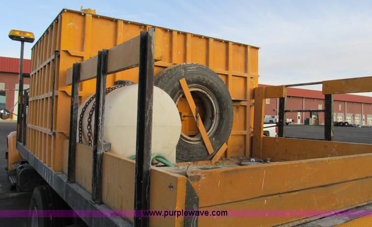 image for item F4169 1992 International 4900 flatbed/paint nurse truck