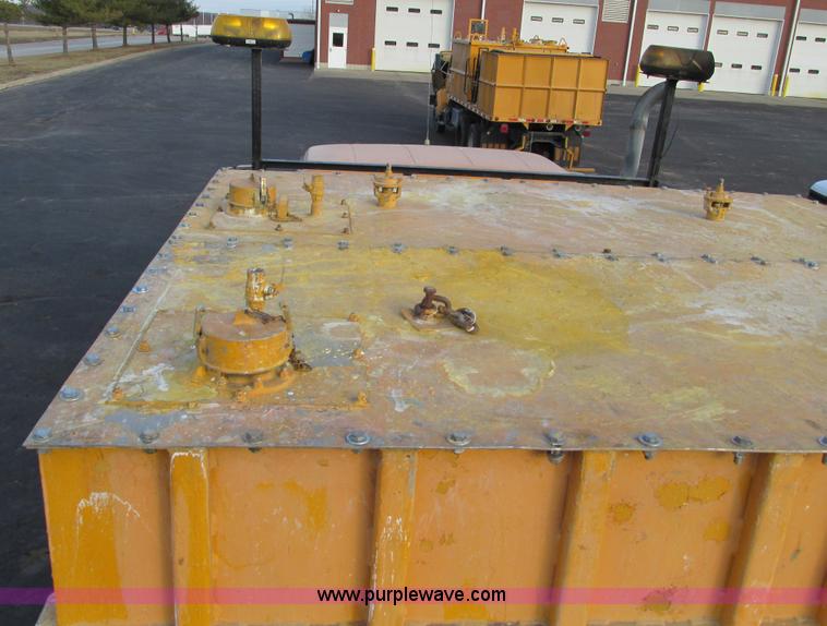 image for item F4169 1992 International 4900 flatbed/paint nurse truck