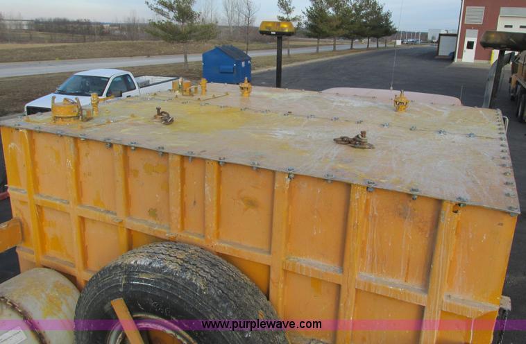 image for item F4169 1992 International 4900 flatbed/paint nurse truck