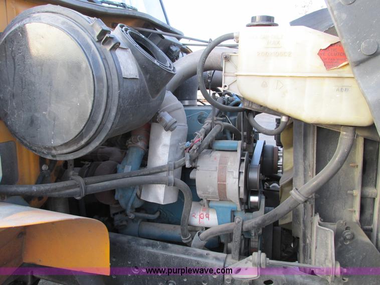 image for item F4170 1998 International 4900 flatbed/paint nurse truck