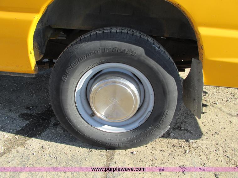 image for item F4175 2002 Ford Econoline E350 van