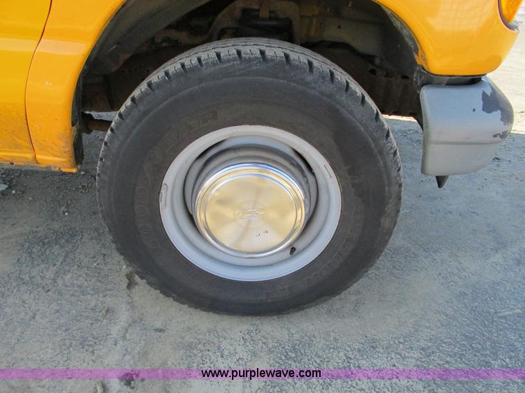 image for item F4175 2002 Ford Econoline E350 van