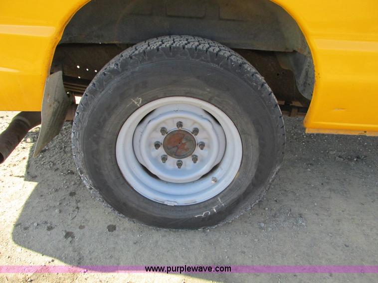 image for item F4175 2002 Ford Econoline E350 van