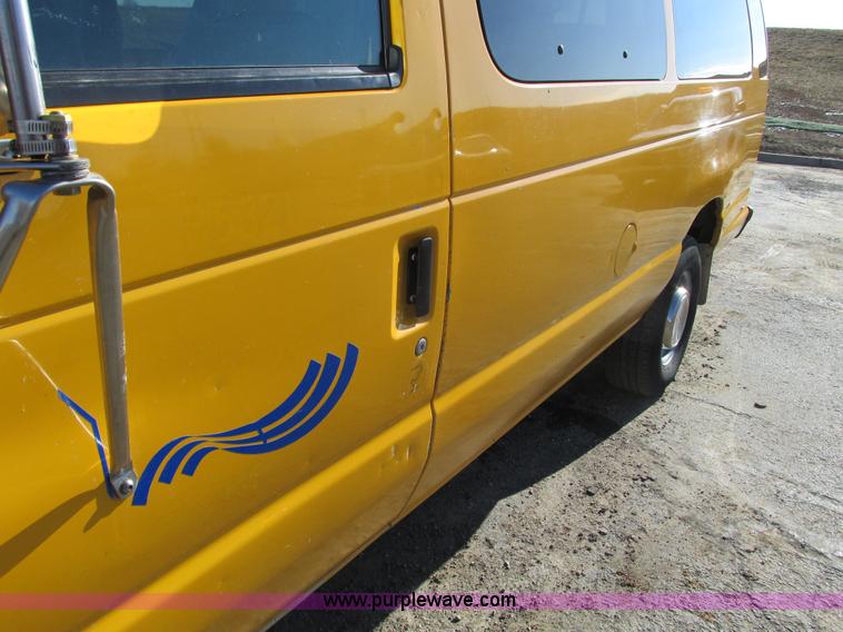 image for item F4175 2002 Ford Econoline E350 van
