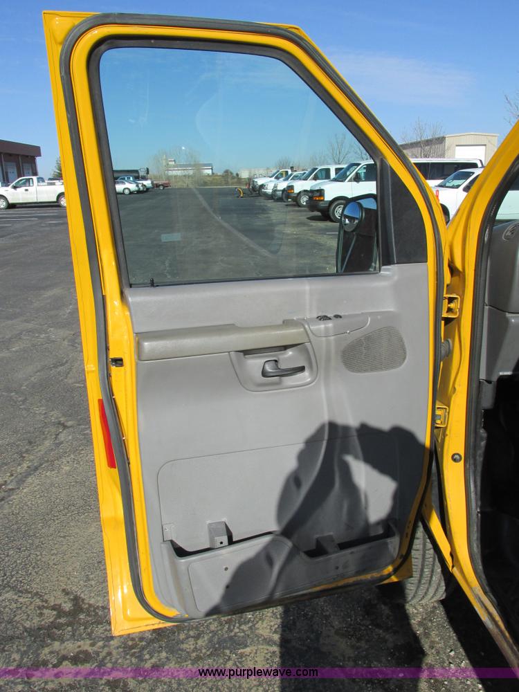 image for item F4175 2002 Ford Econoline E350 van