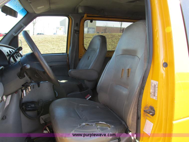 image for item F4175 2002 Ford Econoline E350 van