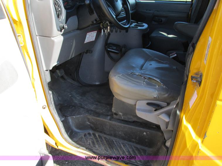 image for item F4175 2002 Ford Econoline E350 van